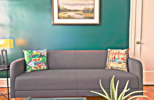 South Evanston Apartment | Perfectly Located 1-Bedroom Unit