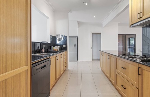 Kensington House | Perfectly Located 4-Bed House in Kensington
