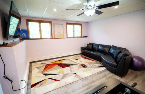 Westwood Apartment | Perfectly Located & Comfy Suite - Fall's Best !