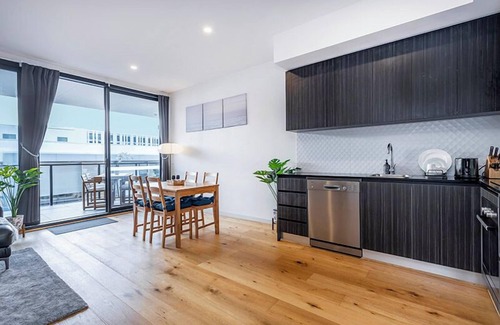 North Coogee Apartment | Perfectly positioned in the prestigious Port Coogee Estate, just meters from the beachfront, marina,