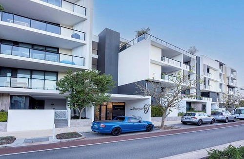North Coogee Apartment | Perfectly positioned in the prestigious Port Coogee Estate, just meters from the beachfront, marina,
