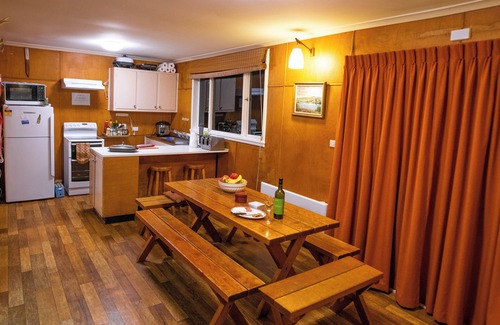 Perisher Valley Cabin | Perisher Valley Lodge self contained for 6 guests near ski lifts and restaurants