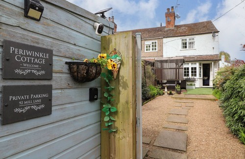 Barrow Upon Soar House | PERIWINKLE COTTAGE, pet friendly, with open fire in Barrow Upon Soar
