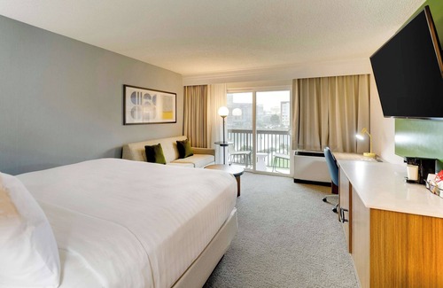 Oyster Point Hotel | Pet-friendly Accommodation, Short Drive to Costaños Canyon Park!