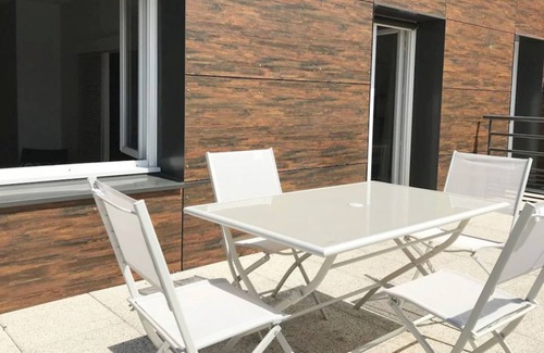 Dardilly Apartment | Pet-Friendly 1-Bedroom in Scenic Dardilly