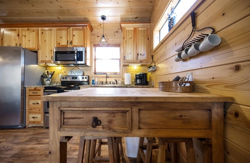 Broken Bow Cabin | Pet friendly 1 BR Cabin, Hot Tub, Fire Pit, Sleeps 4