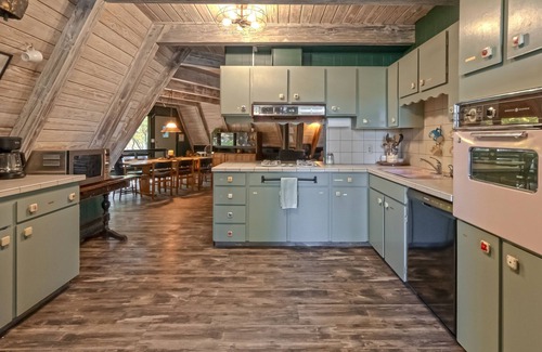 McCall House | Pet Friendly, 10 Guests, Walking Distance to Payette Lake/Downtown, Hot Tub!