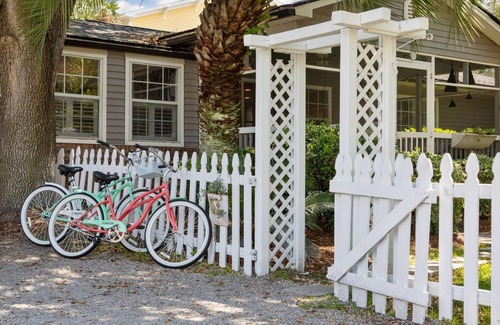 Isle of Palms House | Pet Friendly, 2 blocks from Beach, 4 Bikes!