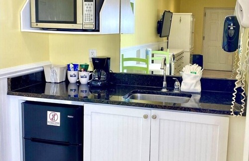 Atlantic Beach Hotel | Pet-friendly - 3 blocks to Beach, Sleeps up to 4! Unit 108