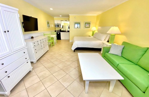 Atlantic Beach Hotel | Pet-friendly - 3 blocks to Beach, Sleeps up to 4! Unit 108