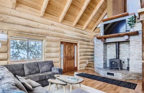 Lyons Cabin | Pet Friendly 31 Day + Rental | 15 Minutes to Estes Park