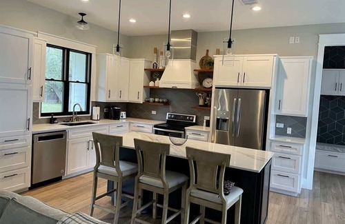 Kyle House | Pet Friendly 5 Homes Fire Pit Sleeps 30!