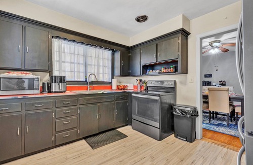 Roanoke House | Pet-friendly and close to restaurants, shopping and hospitals