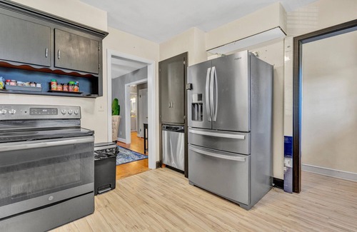 Roanoke House | Pet-friendly and close to restaurants, shopping and hospitals