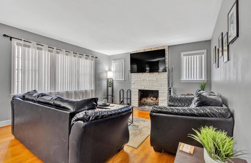 Roanoke House | Pet-friendly and close to restaurants, shopping and hospitals