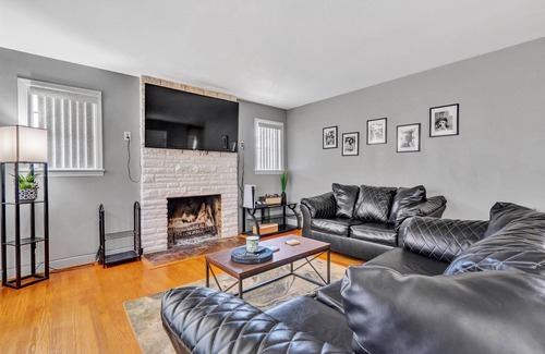 Roanoke House | Pet-friendly and close to restaurants, shopping and hospitals