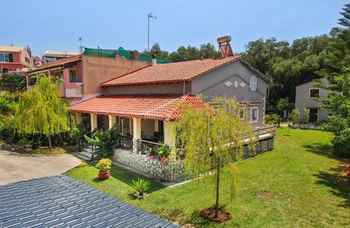 Chlomatiana Apartment | Pet-Friendly Apartment Giourgas House with Mountain View & Terrace