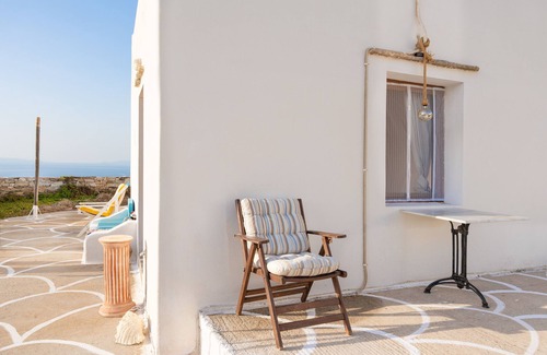 Sikinos Apartment | Pet-Friendly Apartment 'Milos' with Sea View Wi-Fi