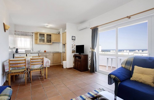 Meia Praia Apartment | Pet-Friendly Apartment Meia Praia by the Beach & Wi-Fi