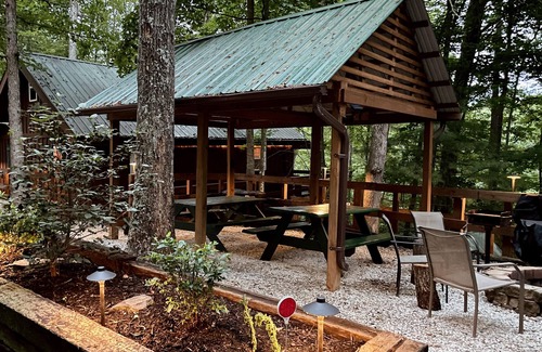 Zoe Cabin | Pet friendly cabin in Cliffview Resort with hot tub and wi-fi