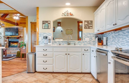 Canyon Lake Cabin | Pet-Friendly Canyon Lake Cabin, 1 Mi to Water!