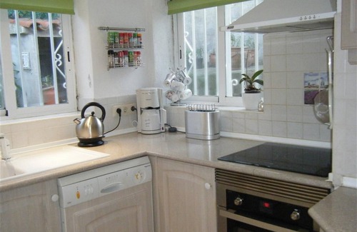 Roses Town Center Villa | Pet-Friendly "Casa Jazmin" with Private Pool, Sea Views, A/C and WiFi