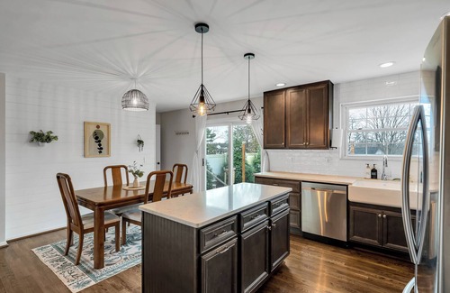 Mount Saint Joseph House | Pet Friendly Charming 2Br house, Open Floor Plan, Modern Kitchen, Office