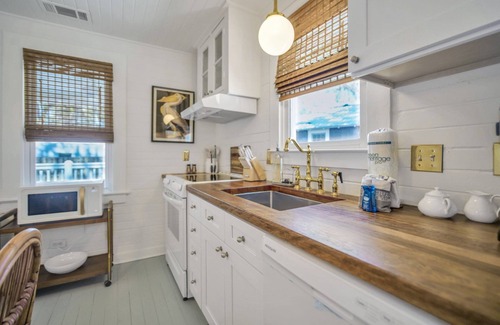 Thunderbolt House | Pet Friendly Cottage In Thunderbolt w/Parking + Large Yard by Lucky Savannah