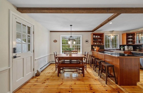 Cotuit House | Pet Friendly Cozy Cotuit Cottage 5 minutes away from the beach!