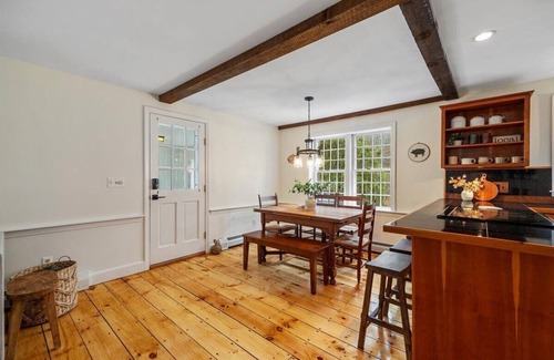 Cotuit House | Pet Friendly Cozy Cotuit Cottage 5 minutes away from the beach!