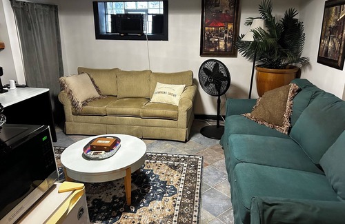 Downers Grove Apartment | Pet Friendly-Cozy 1-bedroom apartment just 6 minutes drive to Morton Arboretum