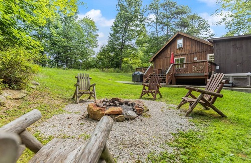 Primrose Cabin | Pet Friendly, Cute Theme Decor, Wi-Fi, Satelite TV, Hot Tub, Gas Grill