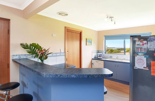 Encounter Bay House | Pet Friendly Family Retreat; Ocean Views, Sleeps 12, with WI-FI
