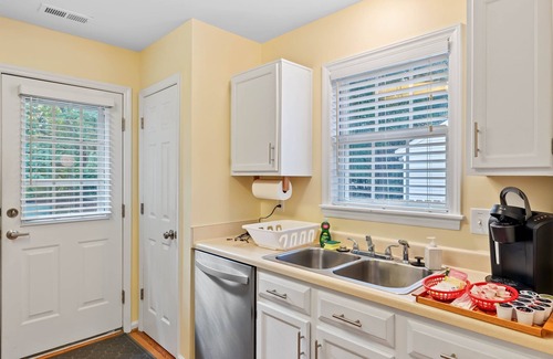 Wake Forest House | Pet Friendly * Fenced Yard * Downtown
