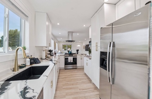 New Baltimore House | Pet Friendly/Gated Backyard/Game room/Hot Tub