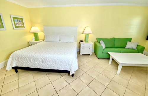 Atlantic Beach Hotel | Pet-friendly - Hidden Gem - 3 blocks to Beach! Unit 104