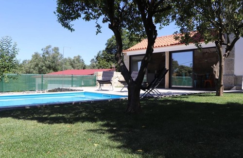 Cardielos House | Pet-Friendly Holiday Home 'Casa do Mestre' with Mountain View, Pool & Wi-Fi