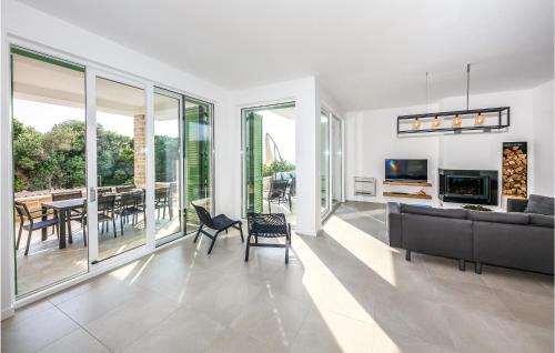 Lun House | Pet Friendly Home In Lun