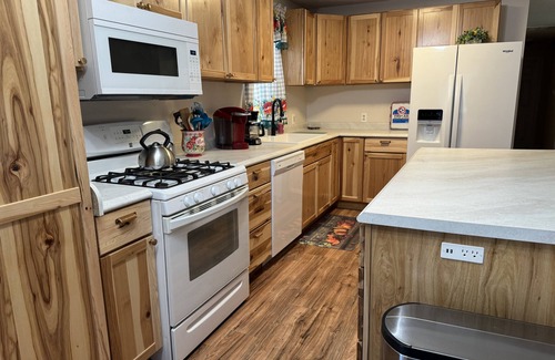 Palestine House | Pet-friendly home in Palestine with Fenced Yard!nWeekly and monthly discounts!