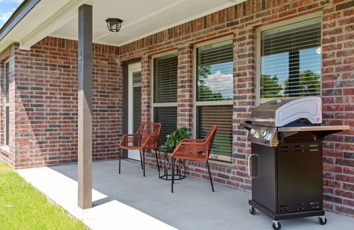 Broken Arrow House | Pet friendly home featuring a sample of local flavors near The Rose District!