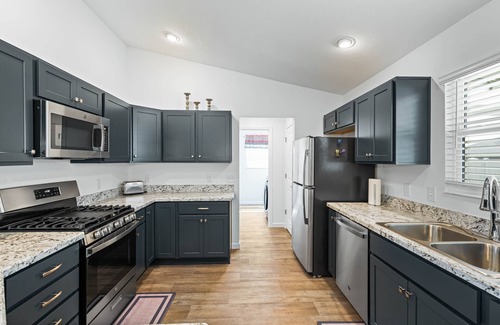 The Villages Cottage | PET FRIENDLY HOME IN THE VILLAGE OF HAWKINS, CLOSE TO SAWGRASS GROVE, GOLF CART