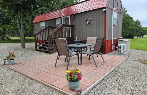 Warsaw Cabin | Pet friendly, King bed and less than 2 miles to major Highway 65