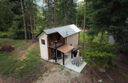 Proctor Cottage | Pet friendly Kootenay Lake Cottage sleeps 4, No Pet or Cleaning fee