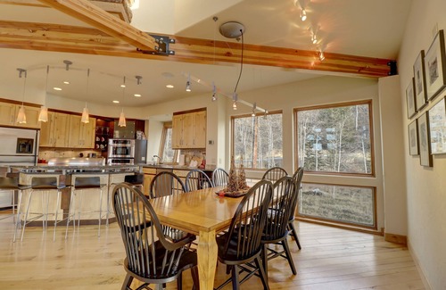 Hamilton Creek House | Pet friendly Luxury Mountain Home, Great views 11SW