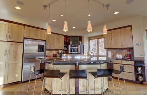 Hamilton Creek House | Pet friendly Luxury Mountain Home, Great views 11SW
