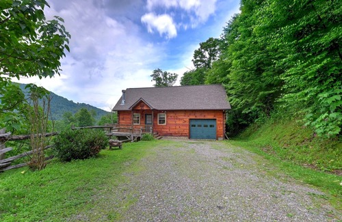 Settlers Ridge Cabin | Pet-Friendly Modern Cabin w/Hot Tub, Mountain Views + Biltmore Pass