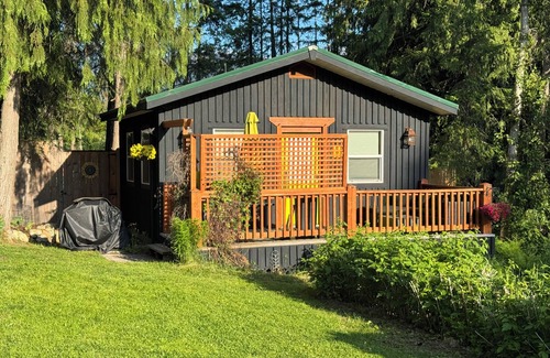 Proctor Cottage | Pet-Friendly Mountain-View Kootenay Cottage for single or couples, No pet fee