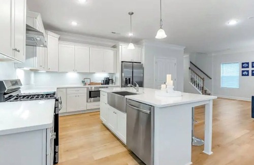 East Ocean View House | Pet Friendly; Newly Built; 1 Block to the Beach