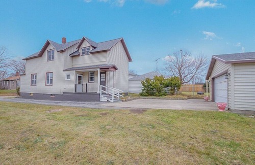 Manistee House | Pet friendly one bedroom home close to everything!