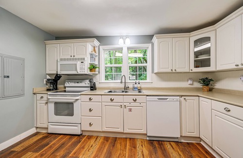 Henry Cabin | Pet-Friendly Philpott Lake Cabin: Hiking & Boating
